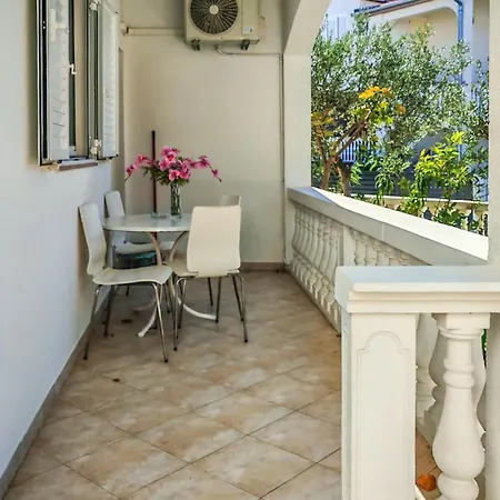 1 Bedroom Gorgeous In דירה *