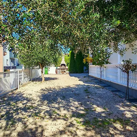 Apartment 1 Bedroom Gorgeous In *